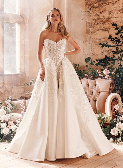 Elegant Sweetheart Sleeveless Ball-Gown Chapel Train Lace Wedding Dresses