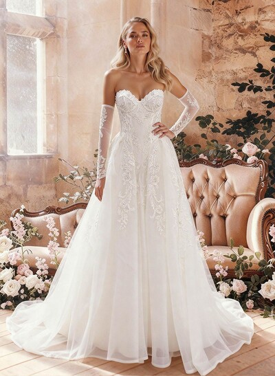 Elegant Sweetheart Sleeveless Ball-Gown Chapel Train Lace Wedding Dresses