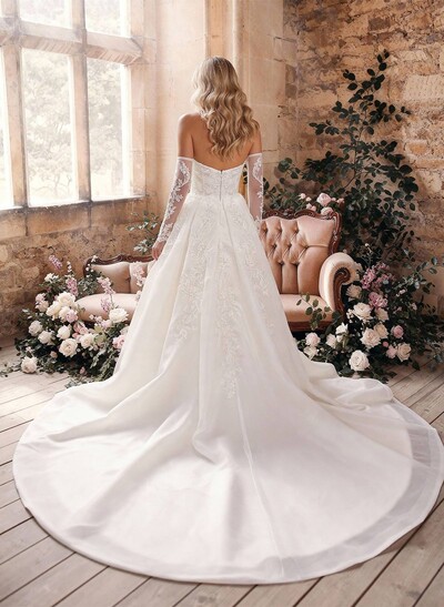 Elegant Sweetheart Sleeveless Ball-Gown Chapel Train Lace Wedding Dresses
