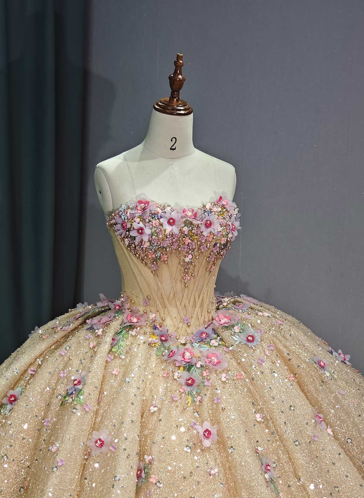 Ball-Gown Sweetheart Sleeveless Royal Prom Dresses With Sequins/Appliques Lace
