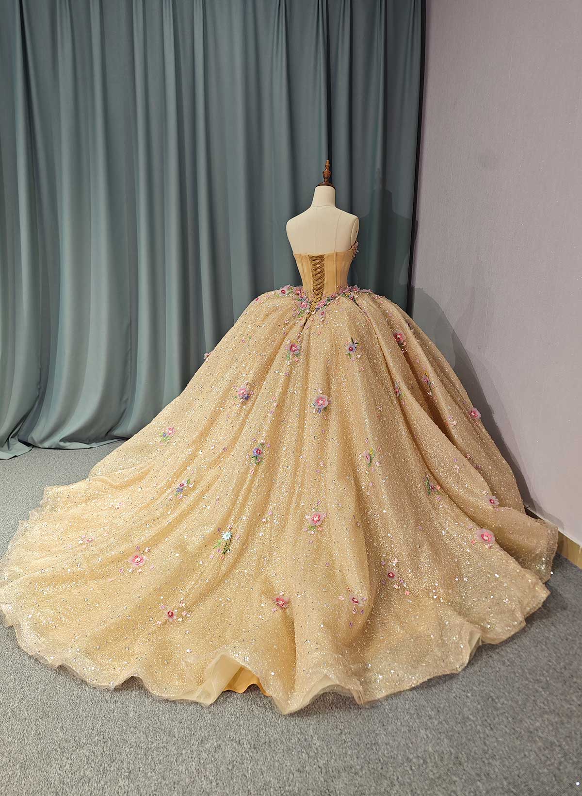 Ball-Gown Sweetheart Sleeveless Royal Prom Dresses With Sequins/Appliques Lace