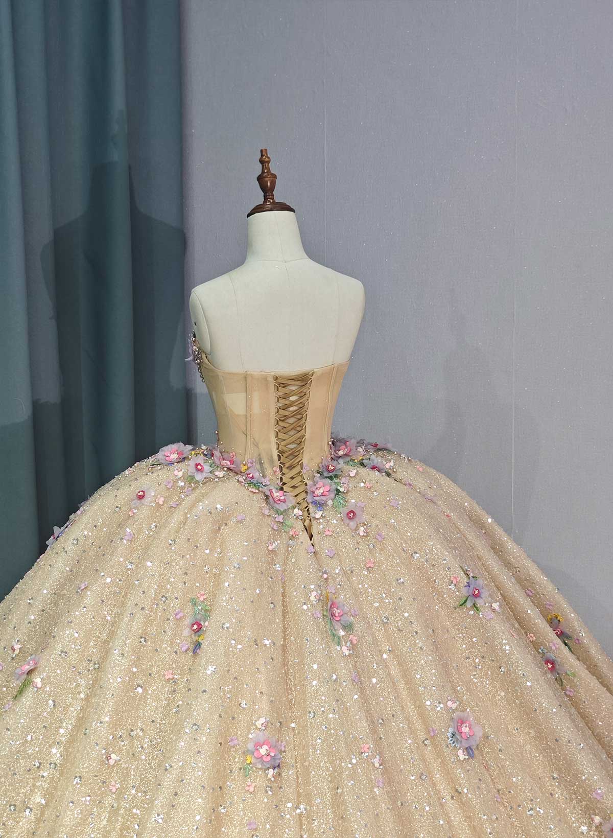 Ball-Gown Sweetheart Sleeveless Royal Prom Dresses With Sequins/Appliques Lace