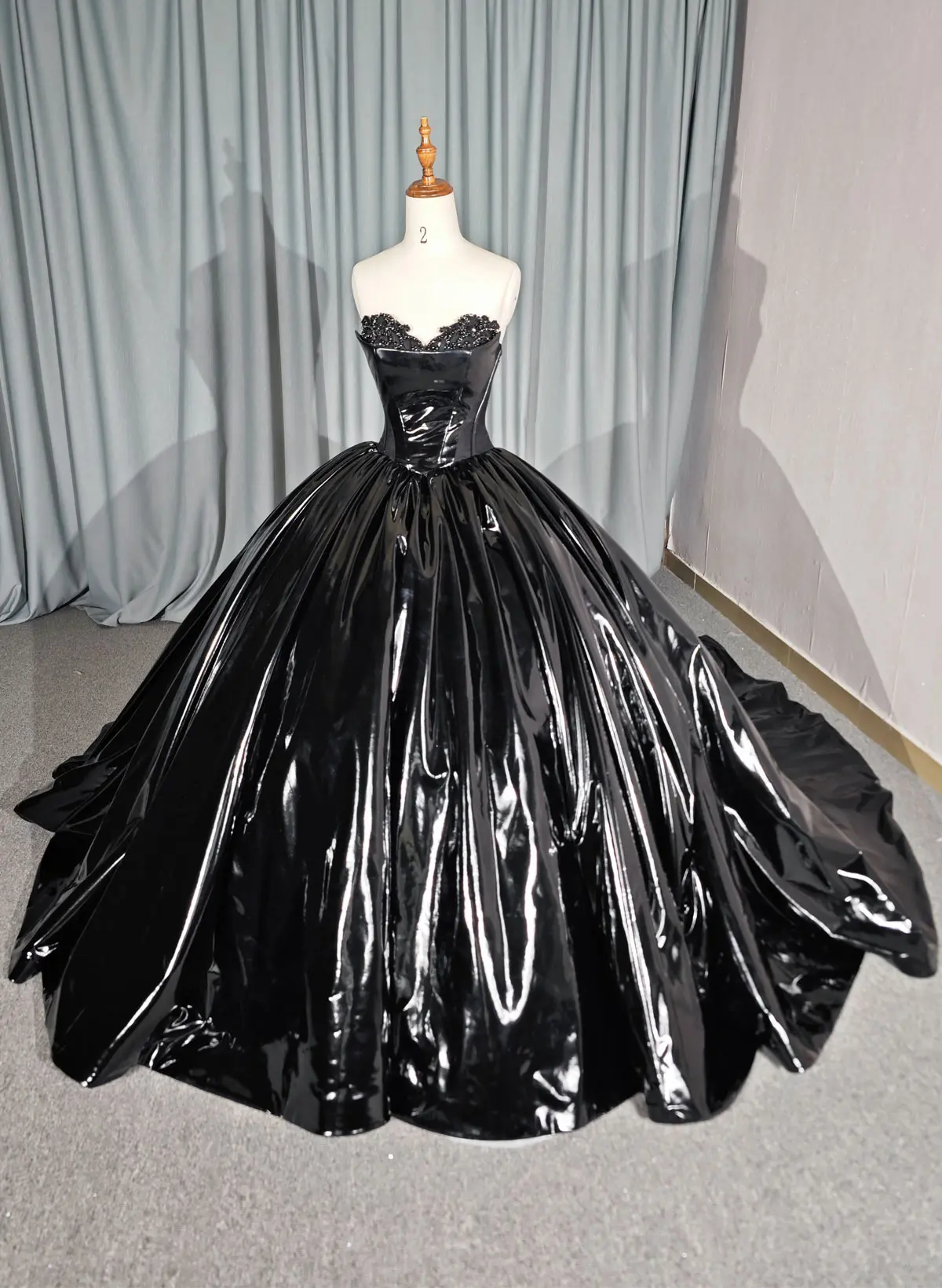 Elegant Sweetheart Sleeveless Ball-Gown Chapel Train Prom Dresses With Beading/Sequins