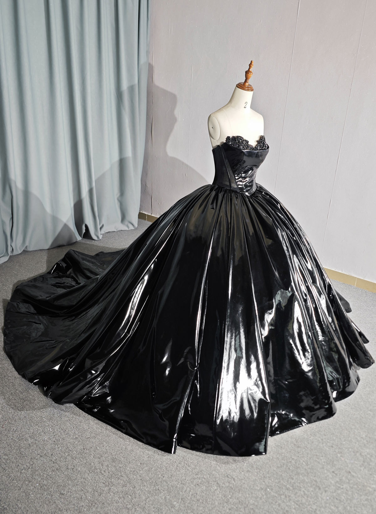Elegant Sweetheart Sleeveless Ball-Gown Chapel Train Prom Dresses With Beading/Sequins