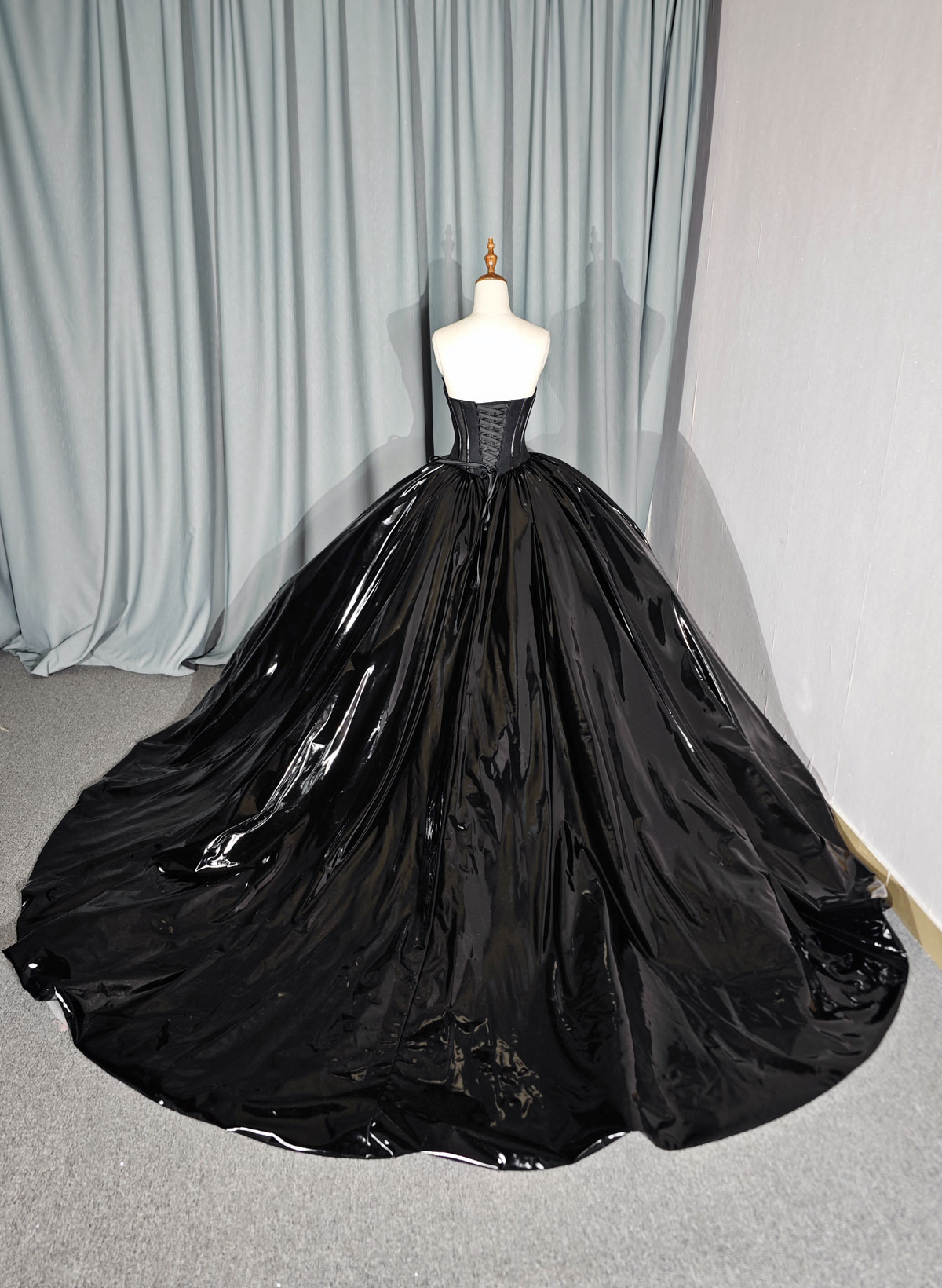 Elegant Sweetheart Sleeveless Ball-Gown Chapel Train Prom Dresses With Beading/Sequins