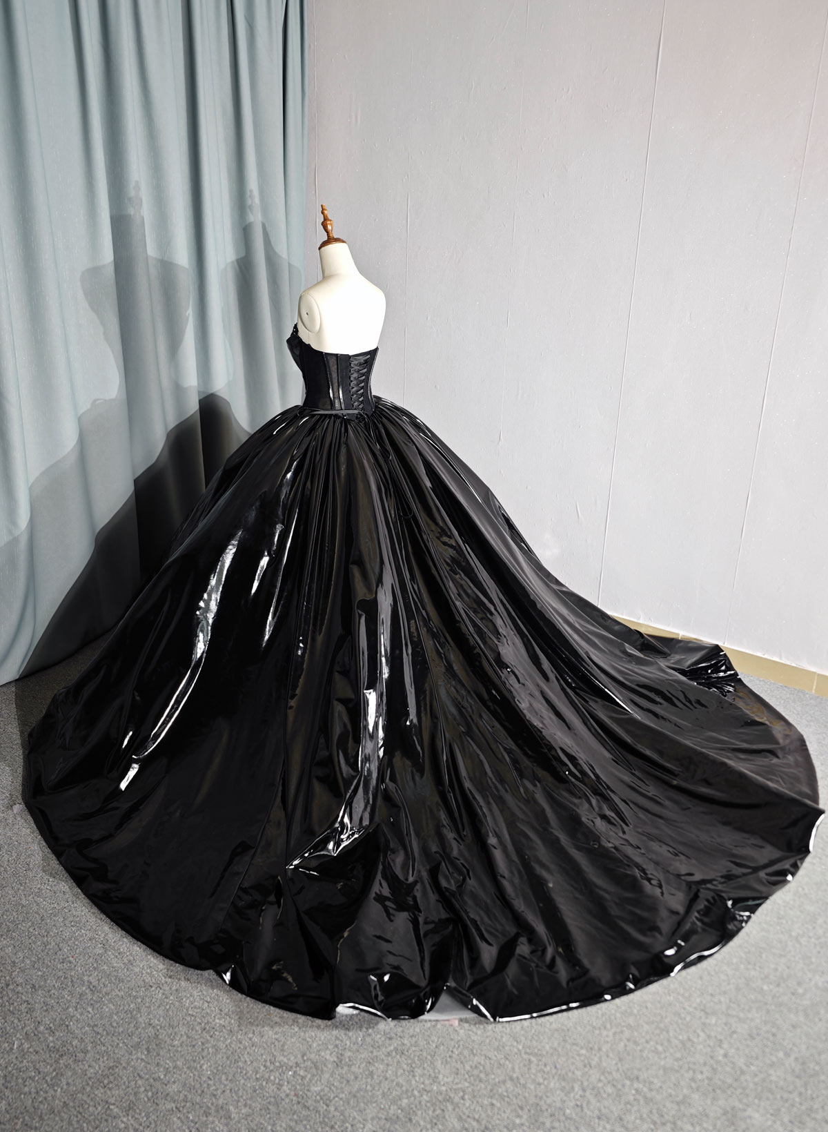 Elegant Sweetheart Sleeveless Ball-Gown Chapel Train Prom Dresses With Beading/Sequins