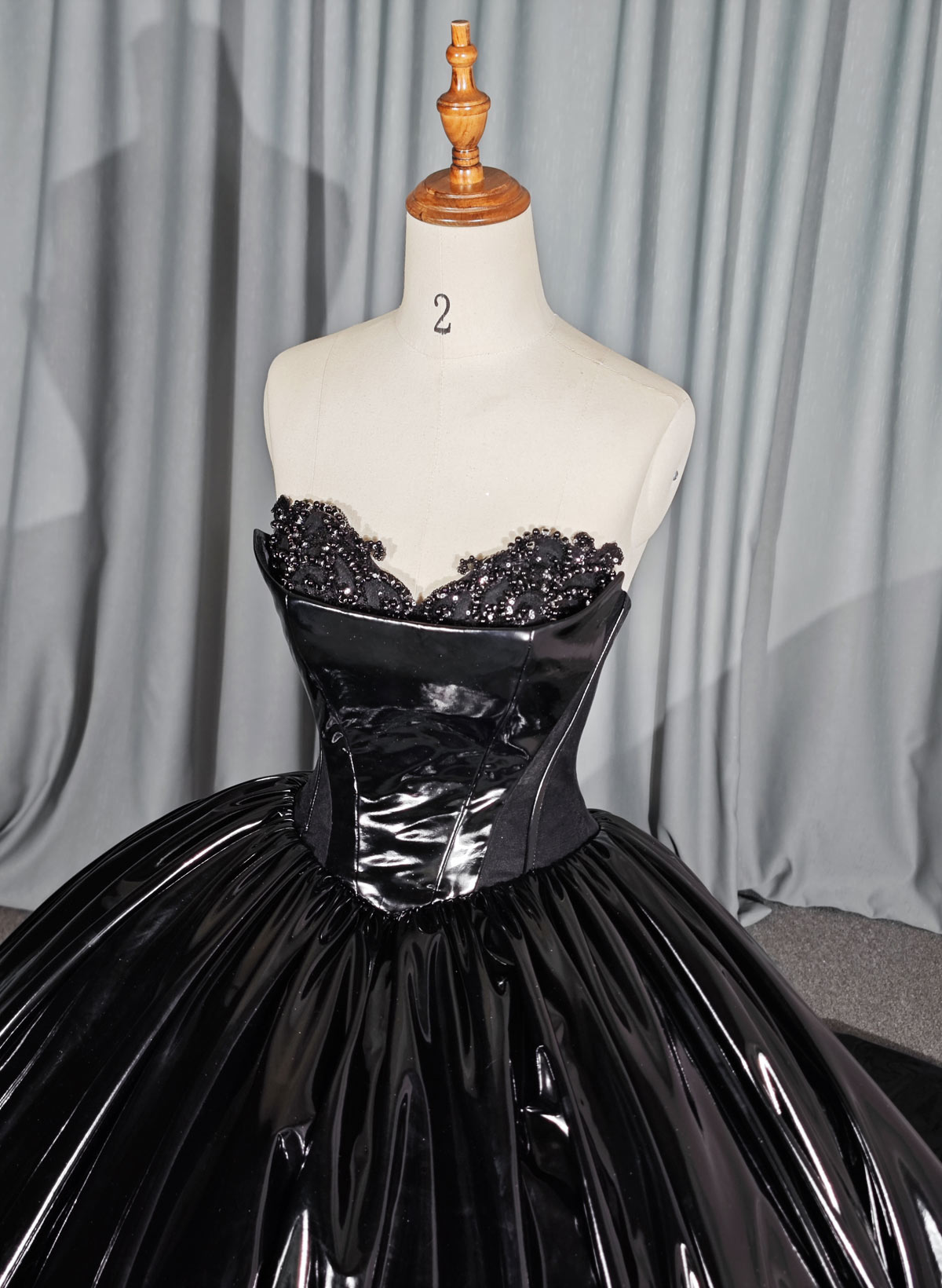 Elegant Sweetheart Sleeveless Ball-Gown Chapel Train Prom Dresses With Beading/Sequins