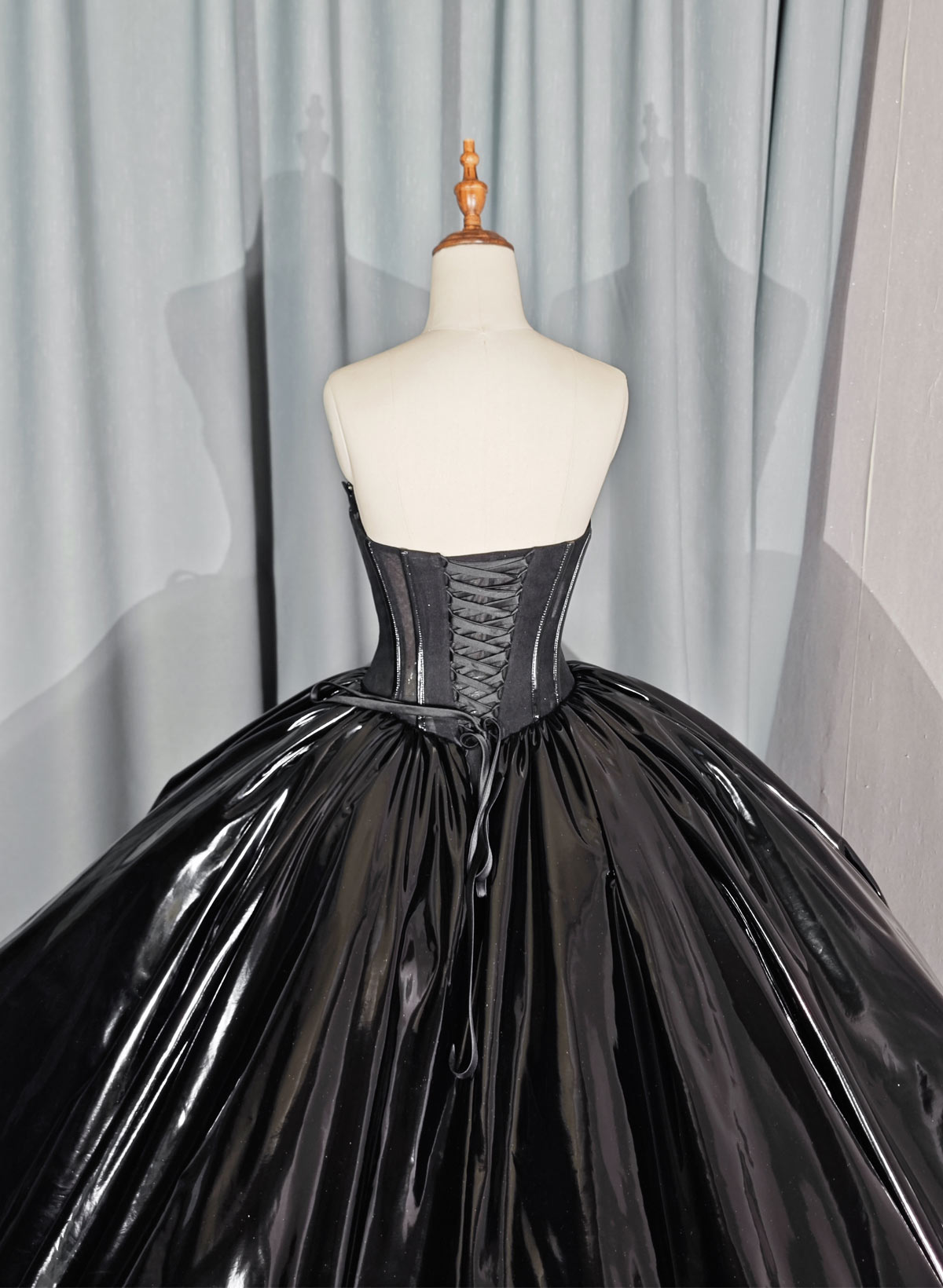 Elegant Sweetheart Sleeveless Ball-Gown Chapel Train Prom Dresses With Beading/Sequins
