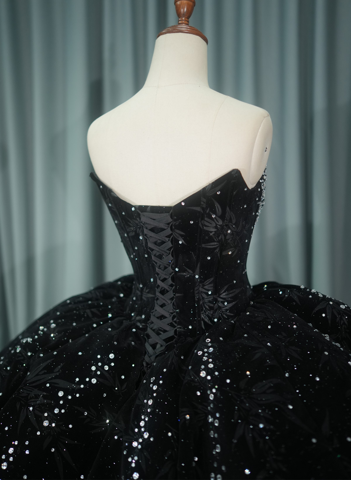 Elegant Sweetheart Sleeveless Ball-Gown Chapel Train Prom Dresses With Beading/Sequins