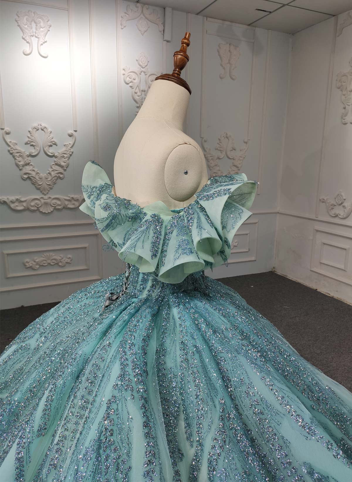 Luxury Off-The-Shoulder Ball-Gown Chapel Train Tulle Prom Dresses With Ruffle/Sequins