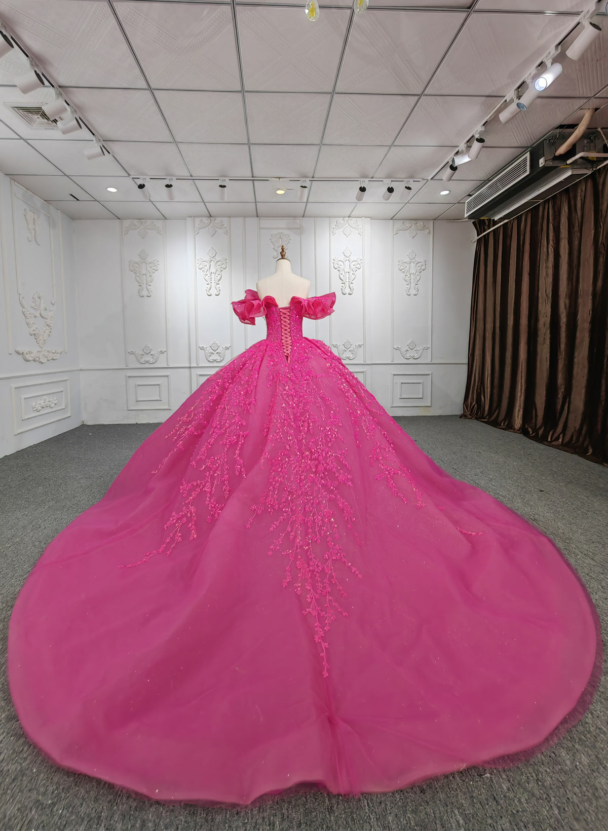 Luxury Off-The-Shoulder Ball-Gown Chapel Train Tulle Prom Dresses With Ruffle/Sequins