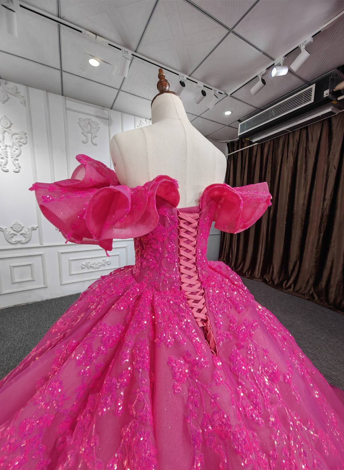 Luxury Off-The-Shoulder Ball-Gown Chapel Train Tulle Prom Dresses With Ruffle/Sequins