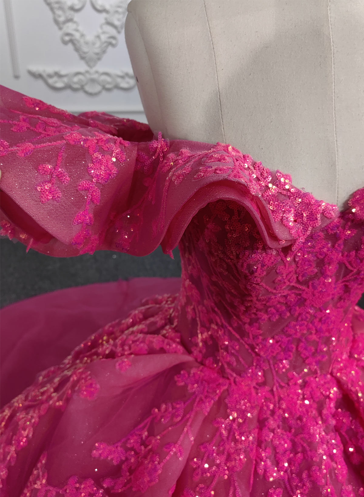 Luxury Off-The-Shoulder Ball-Gown Chapel Train Tulle Prom Dresses With Ruffle/Sequins