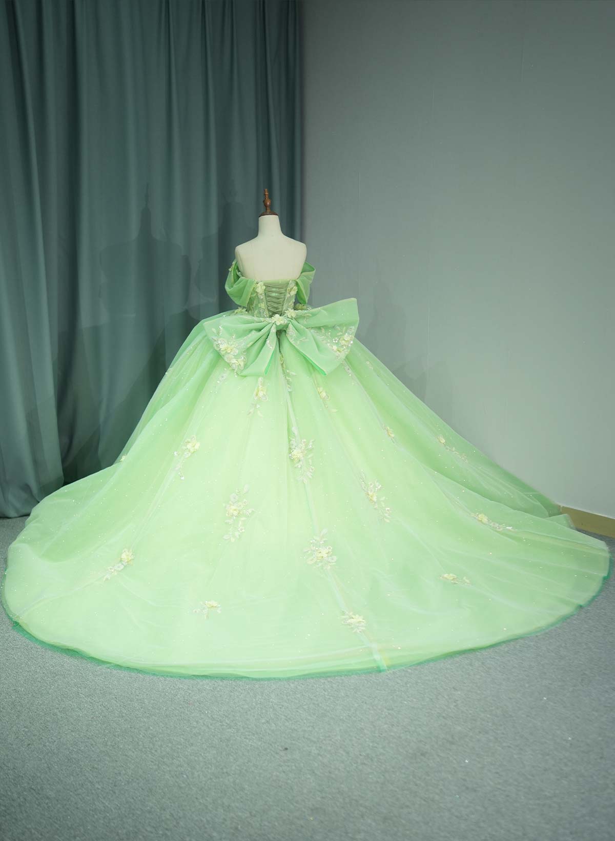 Ball-Gown Sweetheart Cape Sleeves Royal Prom Dresses With Bow(s)/Sequins/Appliques Lace