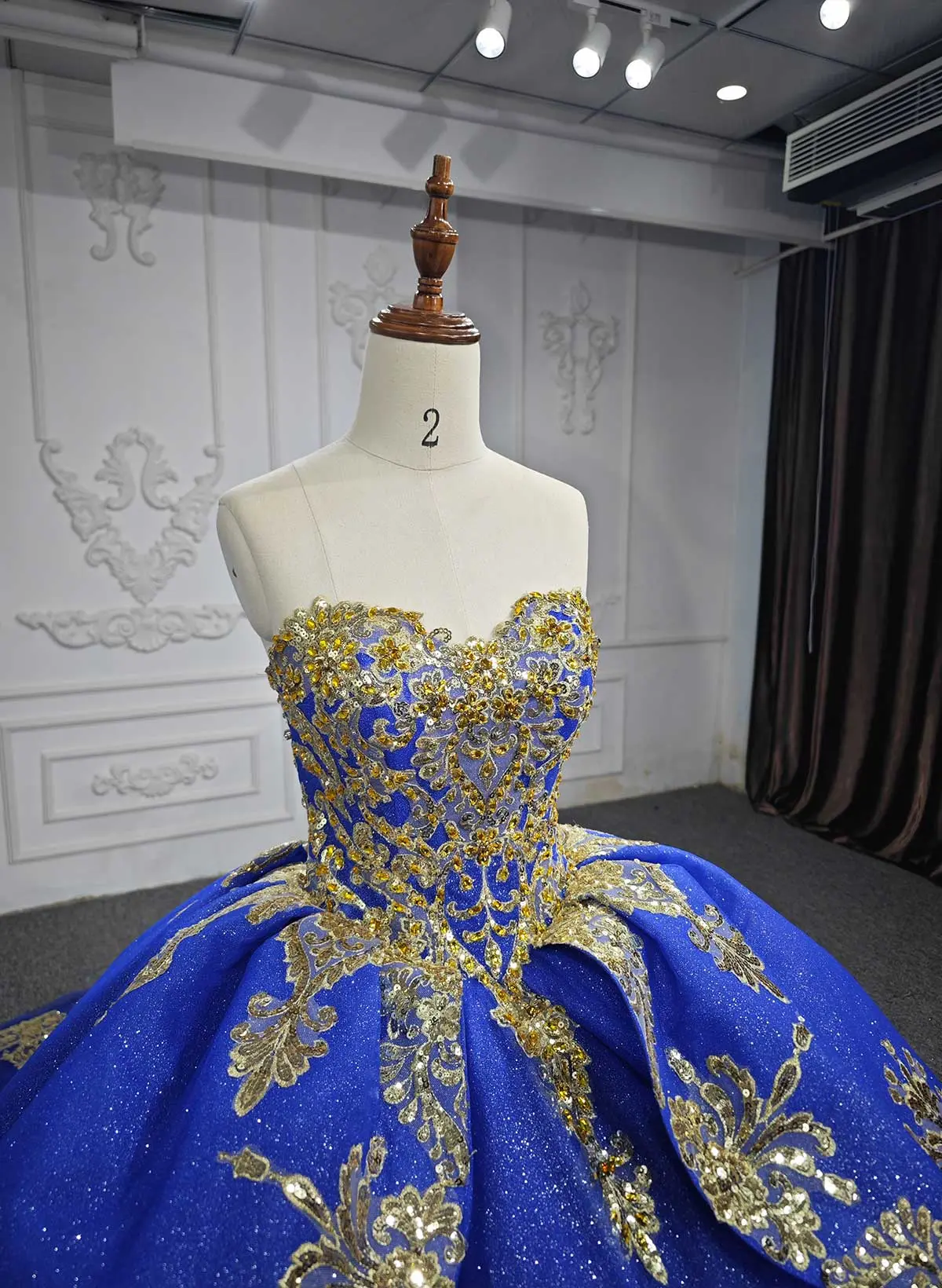 Ball-Gown Sweetheart Sleeveless Royal Evening Dresses With Sequins/Appliques Lace