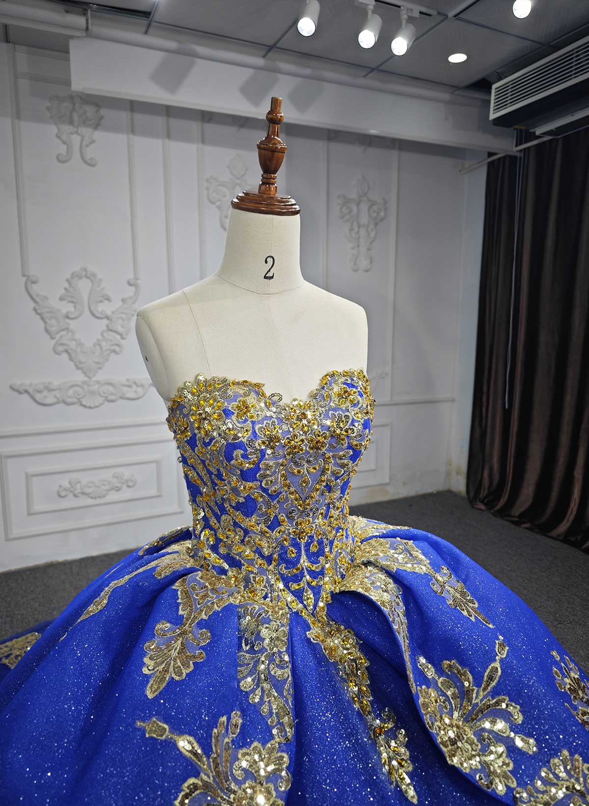 Ball-Gown Sweetheart Sleeveless Royal Prom Dresses With Sequins/Appliques Lace
