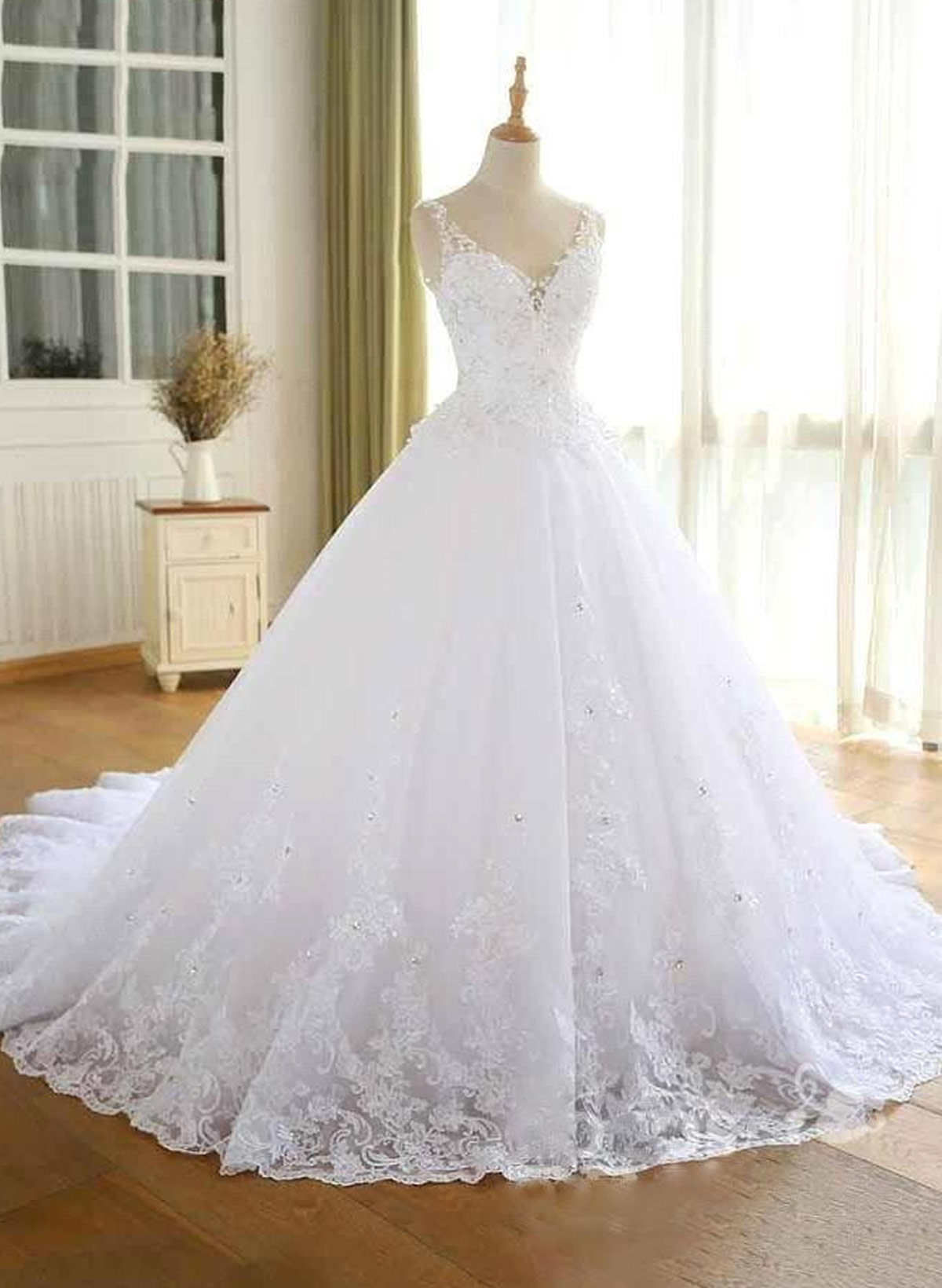 Elegant V-Neck Ball-Gown Chapel Train Lace/Tulle Wedding Dresses With Beading/Rhinestone/Flower(s)