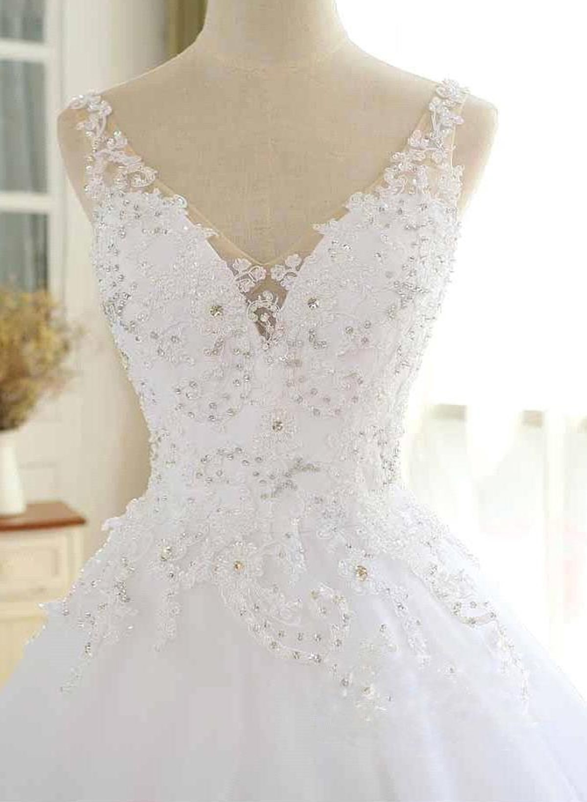 Elegant V-Neck Ball-Gown Chapel Train Lace/Tulle Wedding Dresses With Beading/Rhinestone/Flower(s)