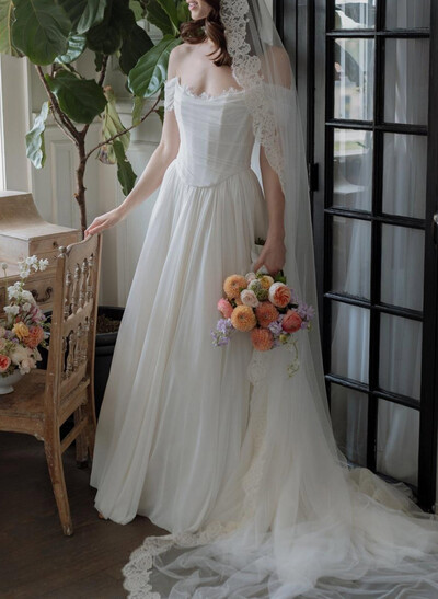 Elegant Off-The-Shoulder Sleeveless A-Line Sweep Train Tulle Wedding Dresses With Lace