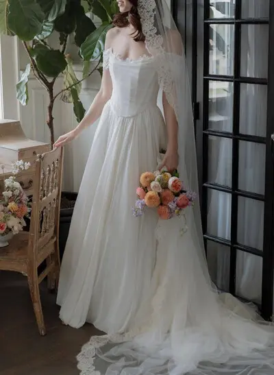 Elegant Off-The-Shoulder Sleeveless A-Line Sweep Train Tulle Wedding Dresses With Lace