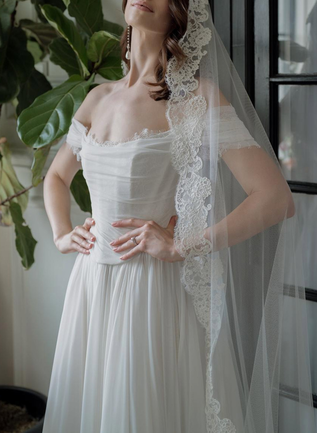 Elegant Off-The-Shoulder Sleeveless A-Line Sweep Train Tulle Wedding Dresses With Lace