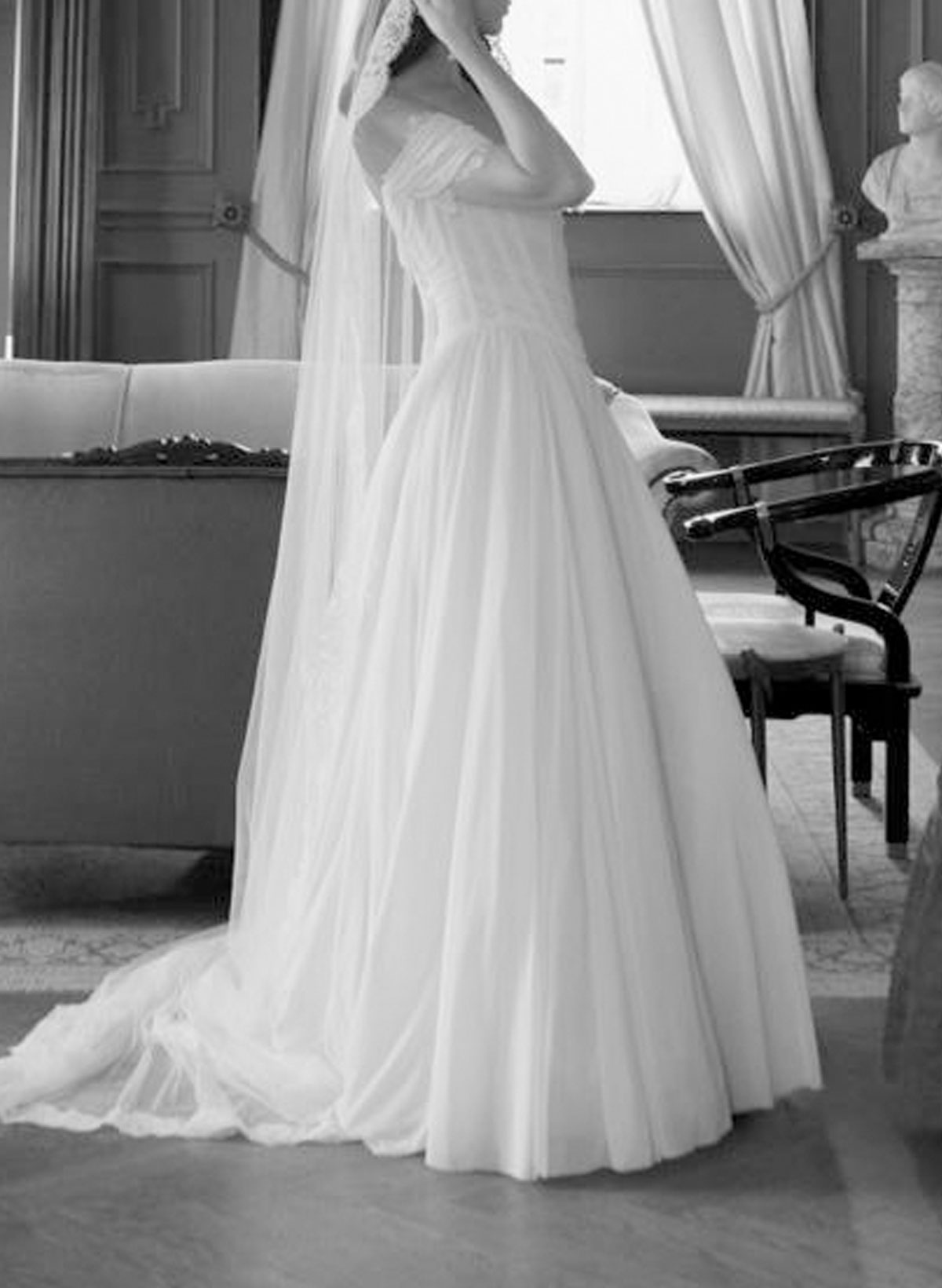Elegant Off-The-Shoulder Sleeveless A-Line Sweep Train Tulle Wedding Dresses With Lace