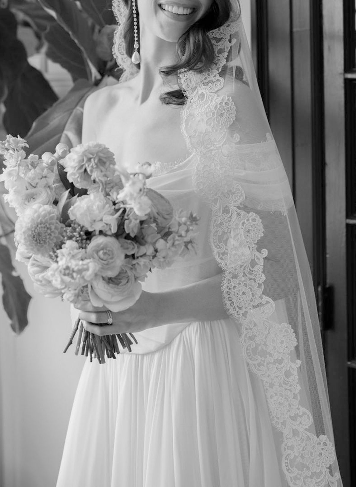 Elegant Off-The-Shoulder Sleeveless A-Line Sweep Train Tulle Wedding Dresses With Lace