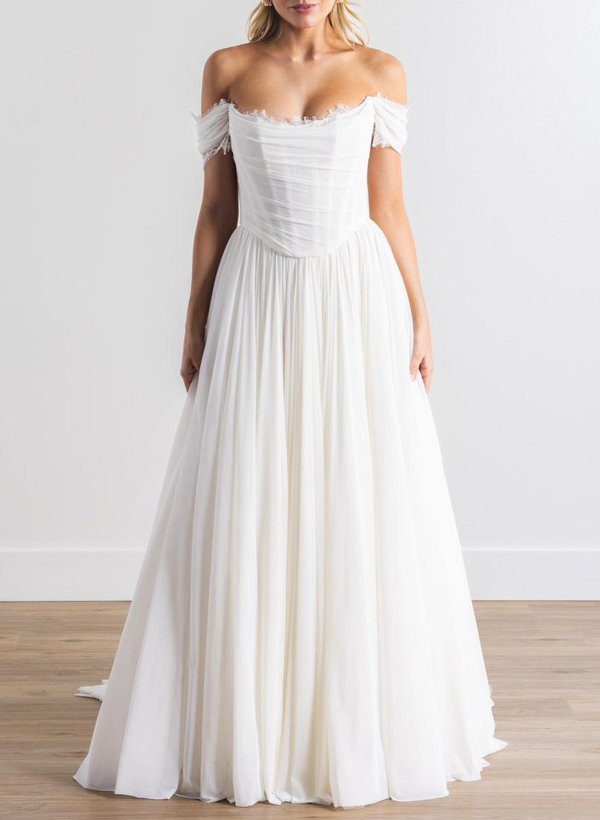 Elegant Off-The-Shoulder Sleeveless A-Line Sweep Train Tulle Wedding Dresses With Lace
