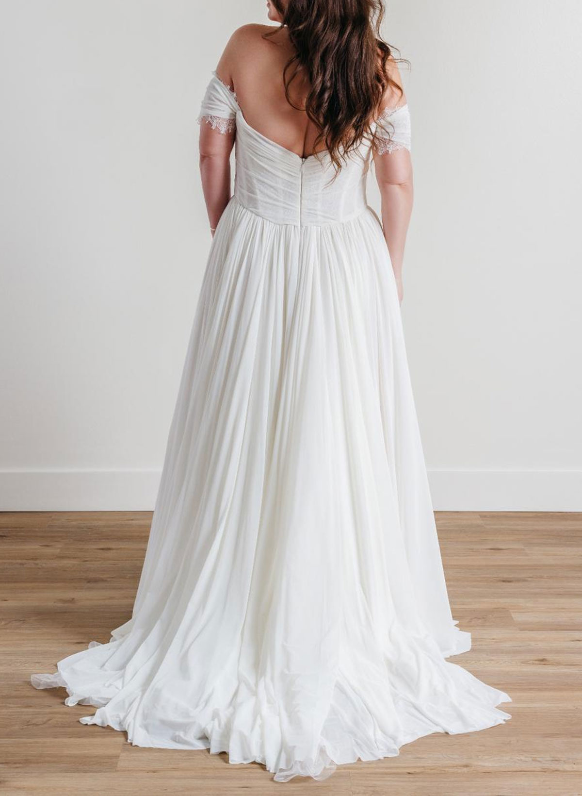 Elegant Off-The-Shoulder Sleeveless A-Line Sweep Train Tulle Wedding Dresses With Lace