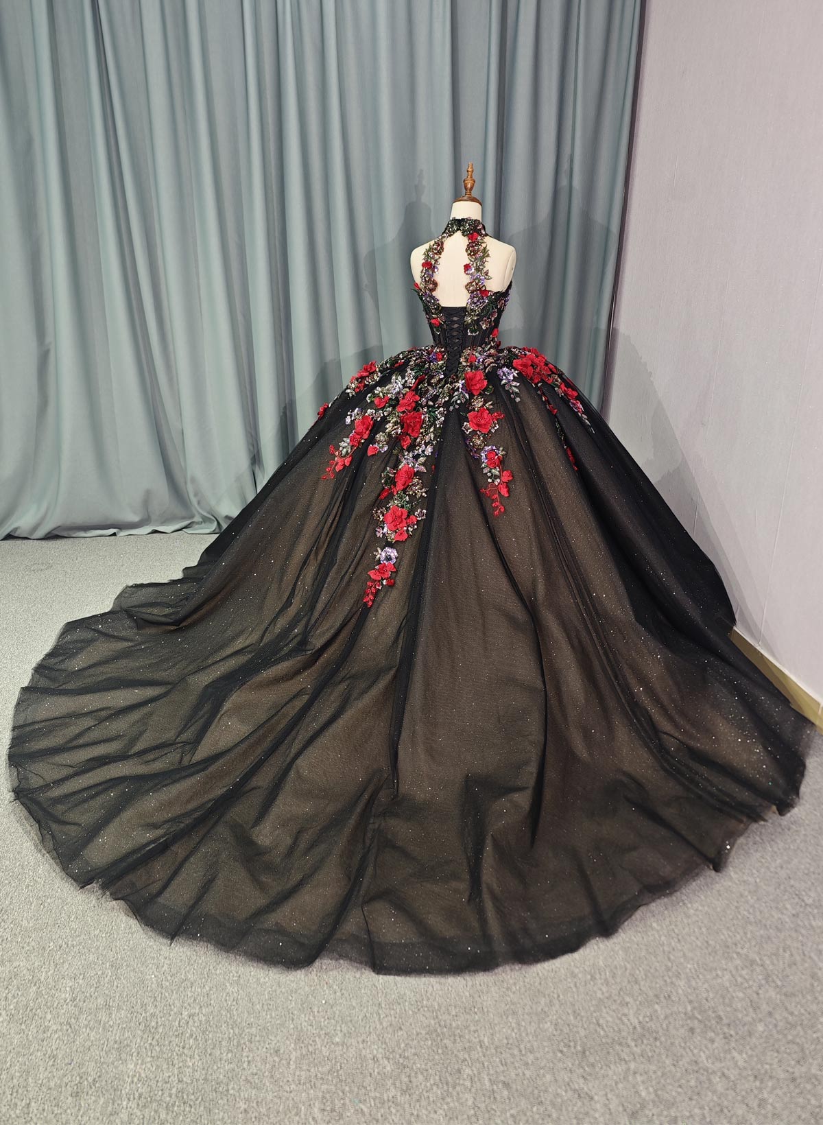 Luxury Halter Sleeveless Ball-Gown Chapel Train Tulle Wedding Dresses With Sequins/Flower(s)