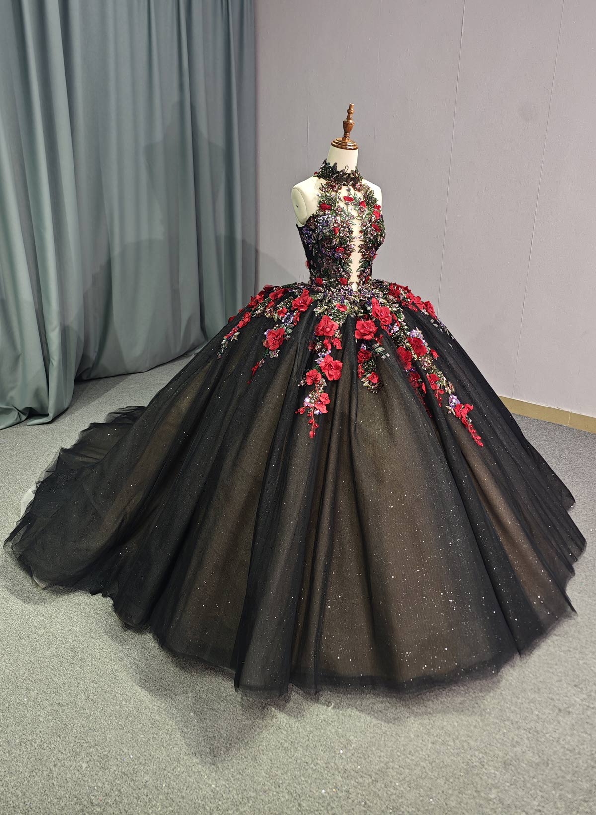 Luxury Halter Sleeveless Ball-Gown Chapel Train Tulle Wedding Dresses With Sequins/Flower(s)
