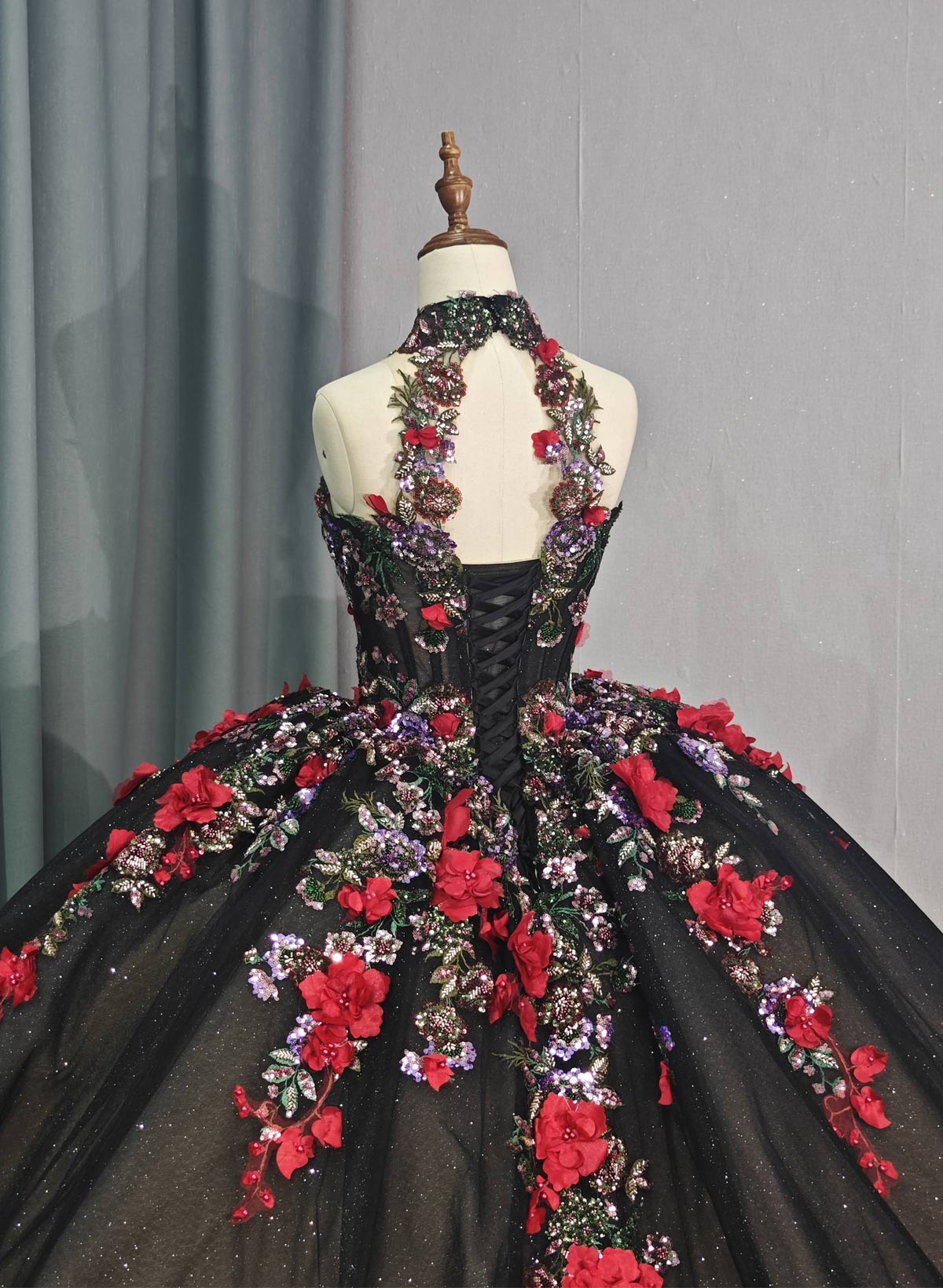Luxury Halter Sleeveless Ball-Gown Chapel Train Tulle Wedding Dresses With Sequins/Flower(s)