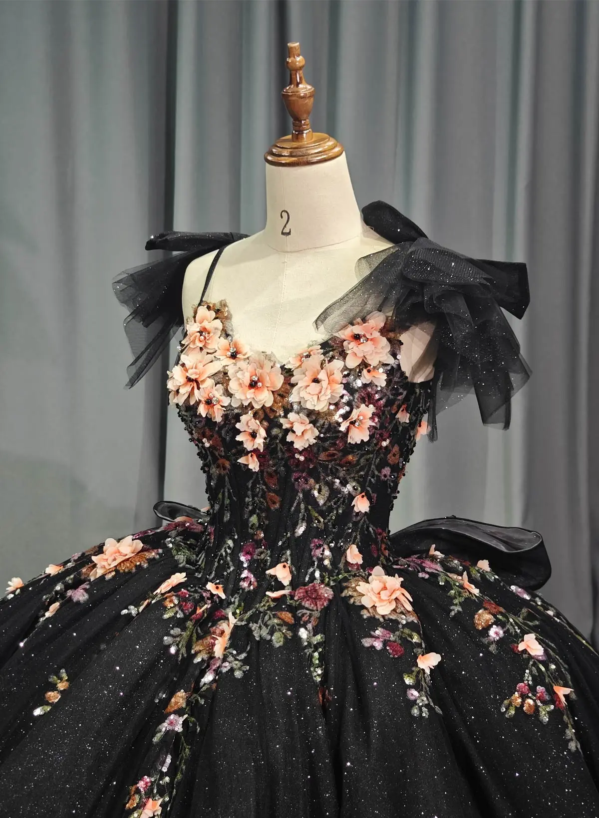 Luxury V-Neck Ball-Gown Chapel Train Tulle Wedding Dresses With Bow(s)/Beading/Sequins/Flower(s)