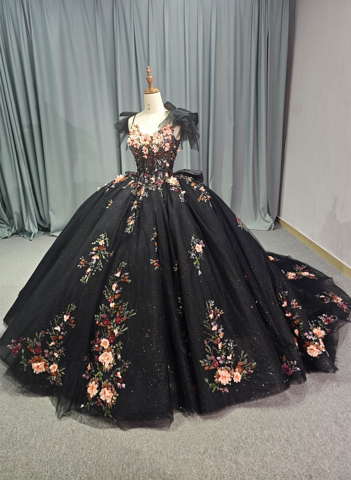 Luxury V-Neck Ball-Gown Chapel Train Tulle Wedding Dresses With Bow(s)/Beading/Sequins/Flower(s)