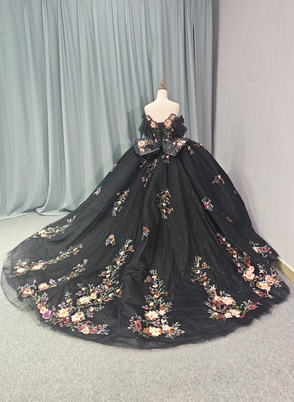 Luxury V-Neck Ball-Gown Chapel Train Tulle Wedding Dresses With Bow(s)/Beading/Sequins/Flower(s)