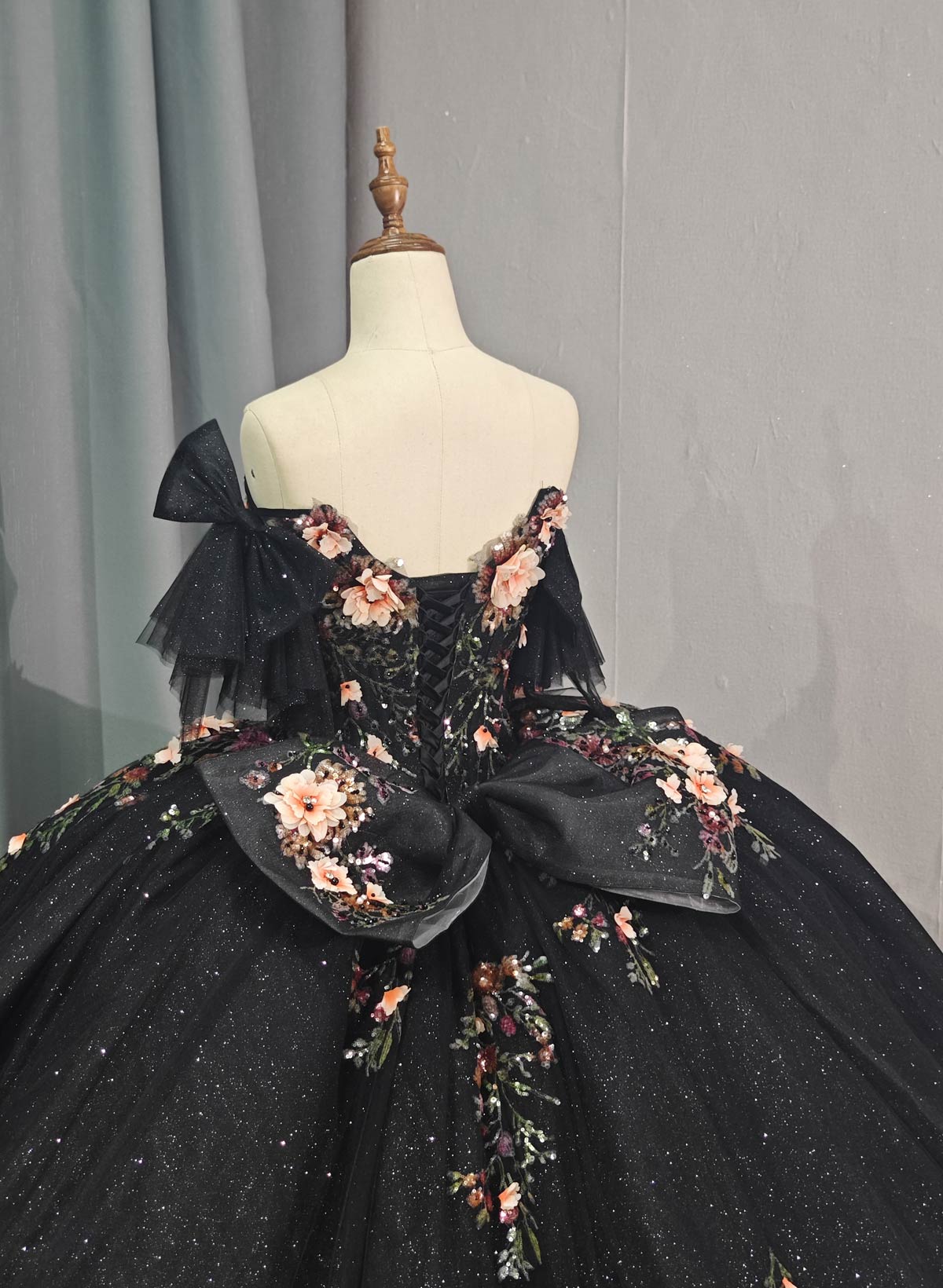 Luxury V-Neck Ball-Gown Chapel Train Tulle Wedding Dresses With Bow(s)/Beading/Sequins/Flower(s)