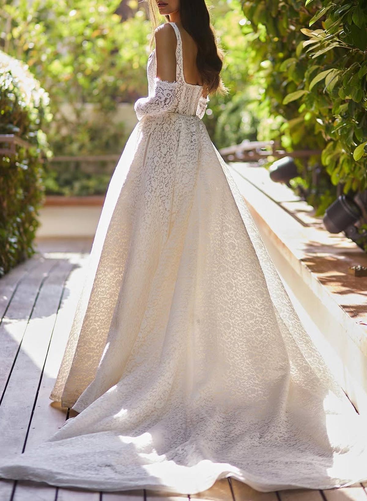 Elegant Square Neckline Sleeveless A-Line Court Train Lace Wedding Dresses With Pockets