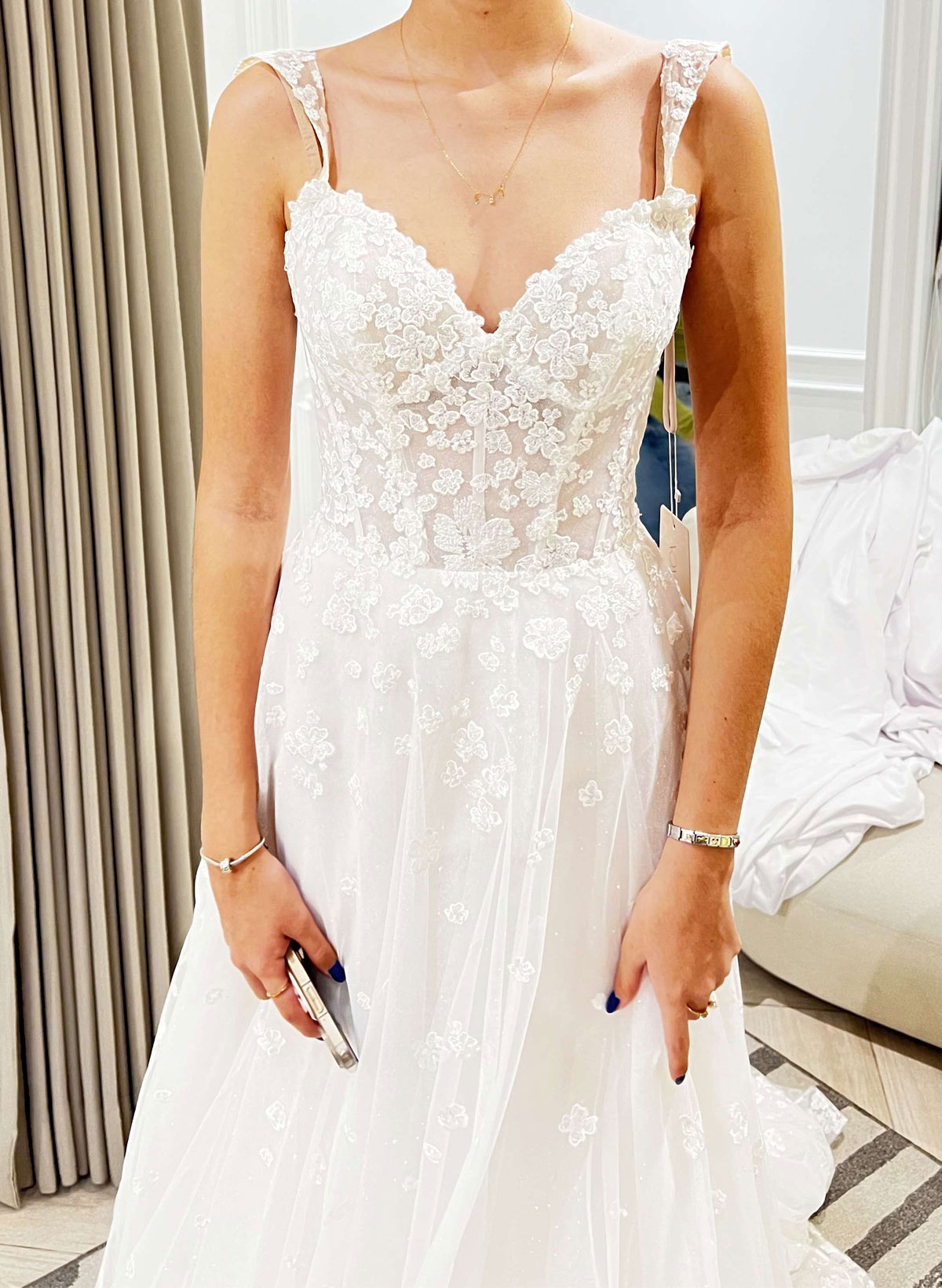 Elegant V-Neck Sleeveless A-Line Floor-Length Lace/Tulle Wedding Dresses With Flower(s)