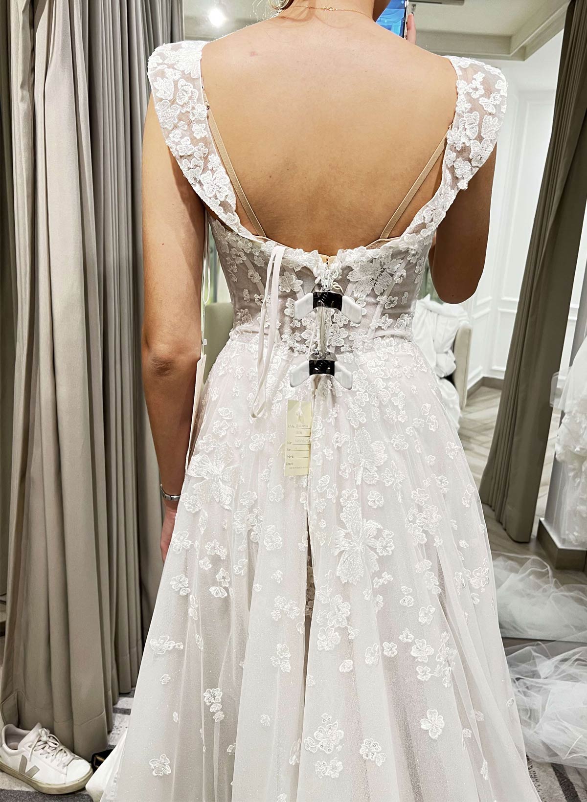 Elegant V-Neck Sleeveless A-Line Floor-Length Lace/Tulle Wedding Dresses With Flower(s)