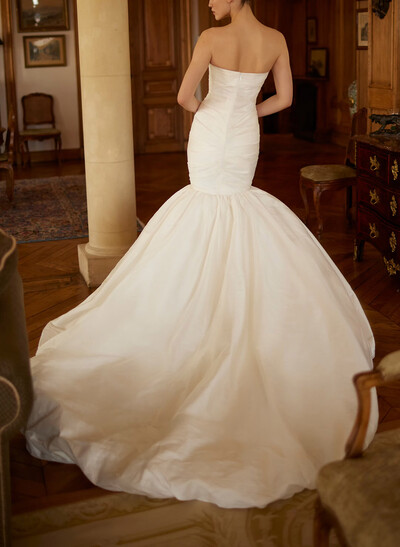 Trumpet/Mermaid Strapless Sleeveless Chapel Train Wedding Dresses With Bubble Hem