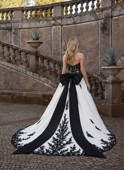 Ball-Gown Sweetheart Sleeveless Cathedral Wedding Dresses With Bow(s)/Appliques Lace