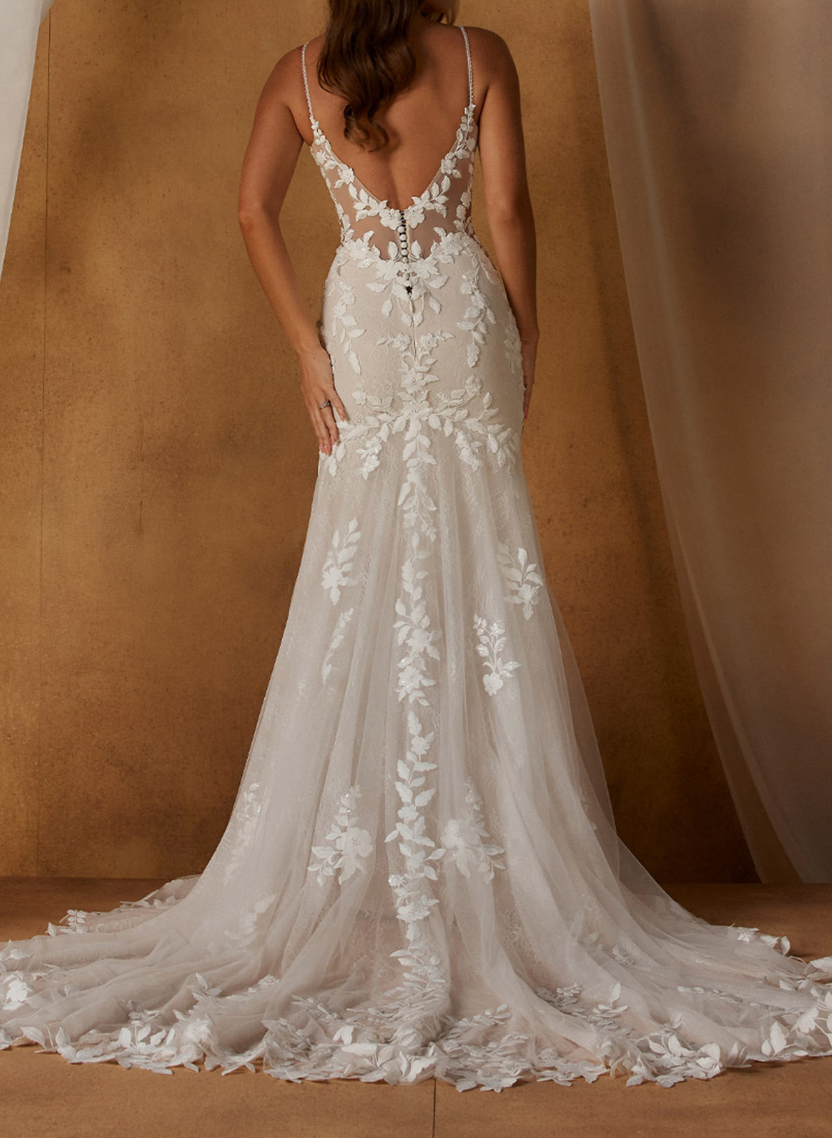 Trumpet/Mermaid Plunge Neck Sleeveless Court Train Lace/Tulle Wedding Dresses With Appliques Lace