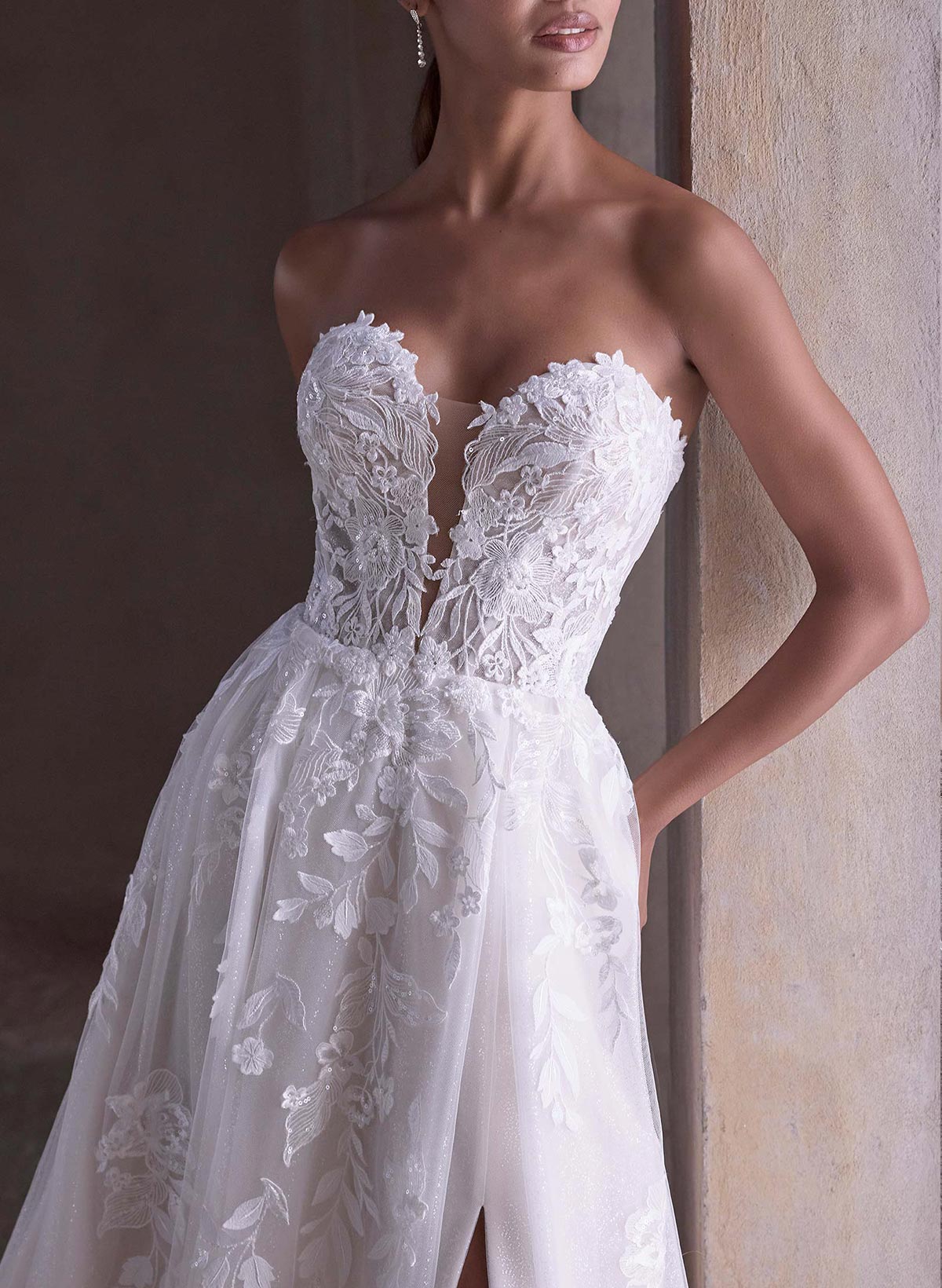 A-Line Sweetheart Sleeveless Chapel Train Lace/Satin/Tulle Wedding Dresses With High Split