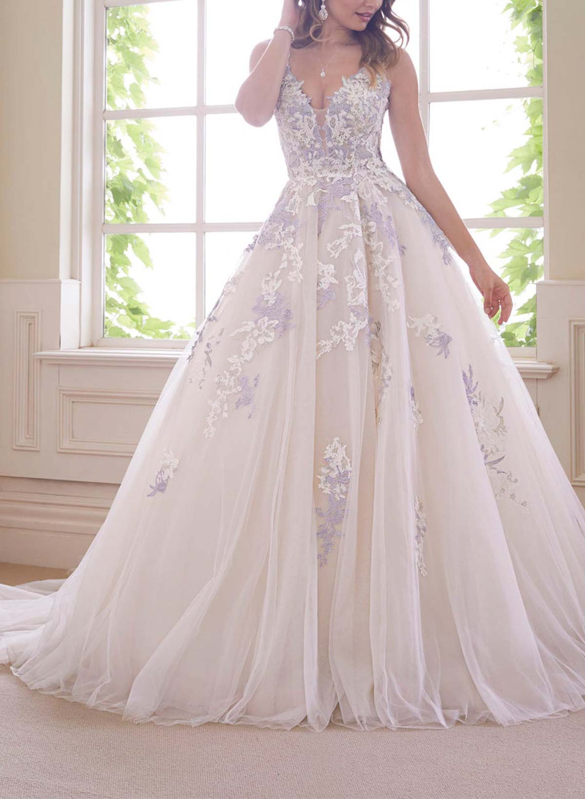 Ball-Gown V-Neck Court Train Satin/Tulle Wedding Dresses With Appliques Lace