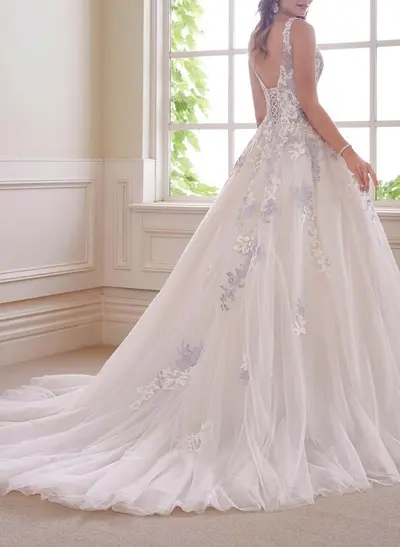 Ball-Gown V-Neck Court Train Satin/Tulle Wedding Dresses With Appliques Lace