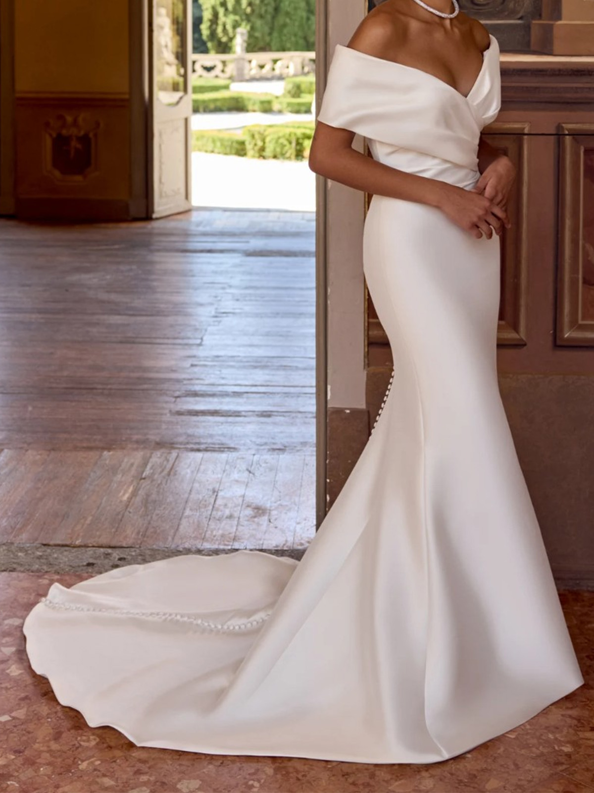 Sheath/Column Off-The-Shoulder Sleeveless Court Train Wedding Dresses