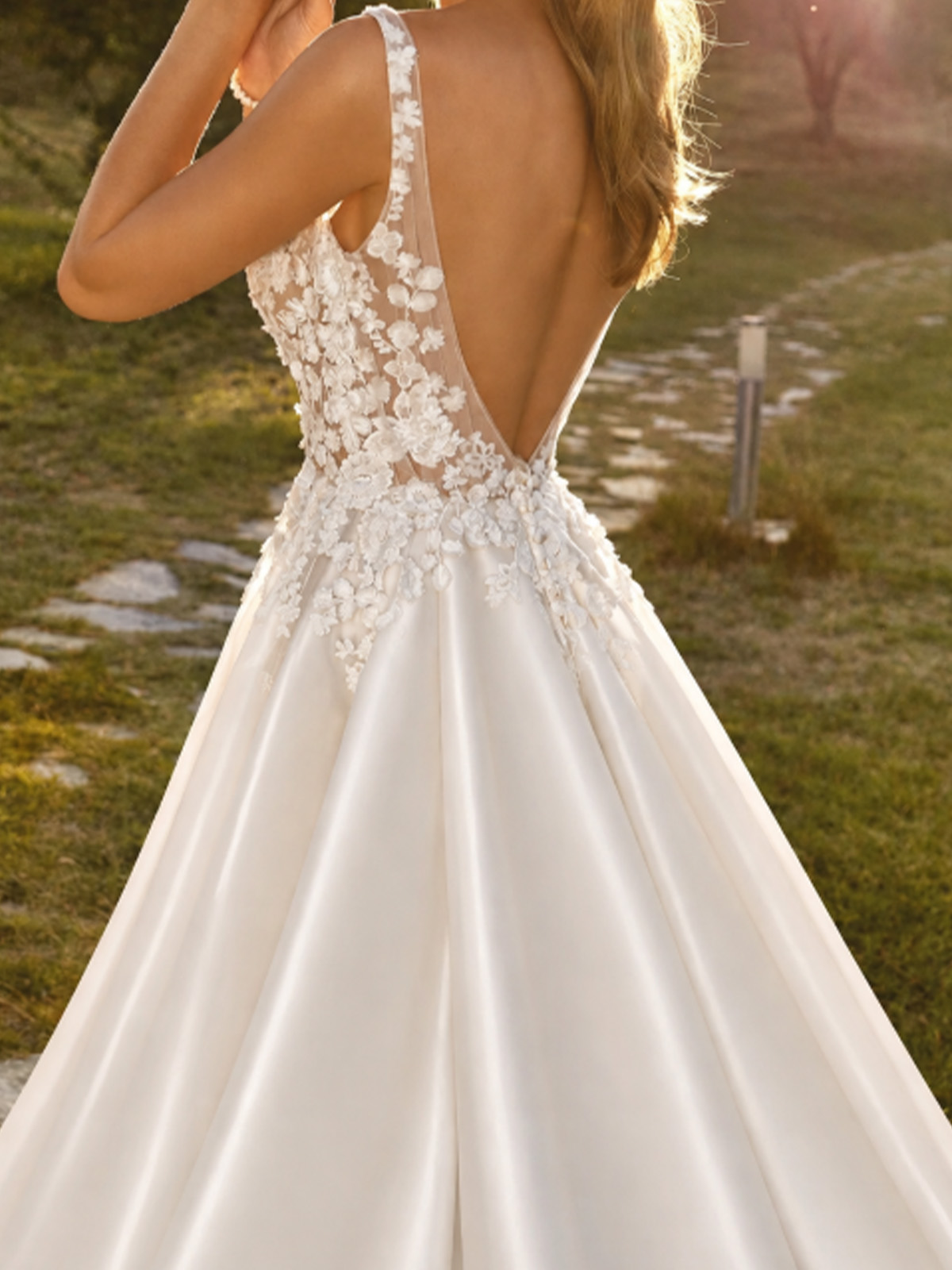 A-Line V-Neck Sleeveless Chapel Train Satin/Tulle Wedding Dresses With Appliques Lace