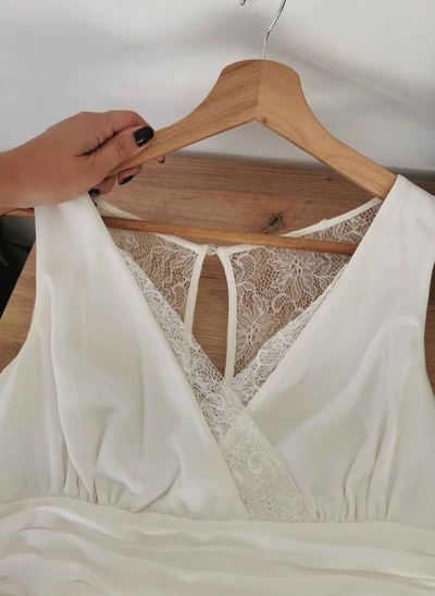 V-Neck Sleeveless A-Line Knee-Length Chiffon Cocktail Dresses With Lace