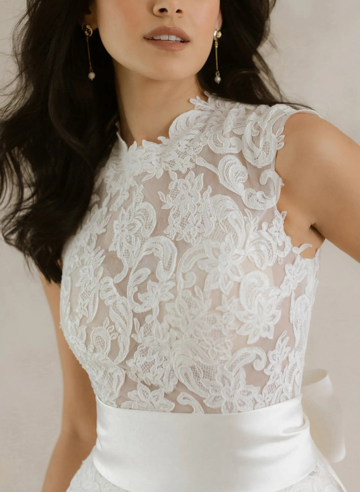 Ball-Gown High Neck Sleeveless Chapel Train Lace With Bow /Pockets Wedding Dress