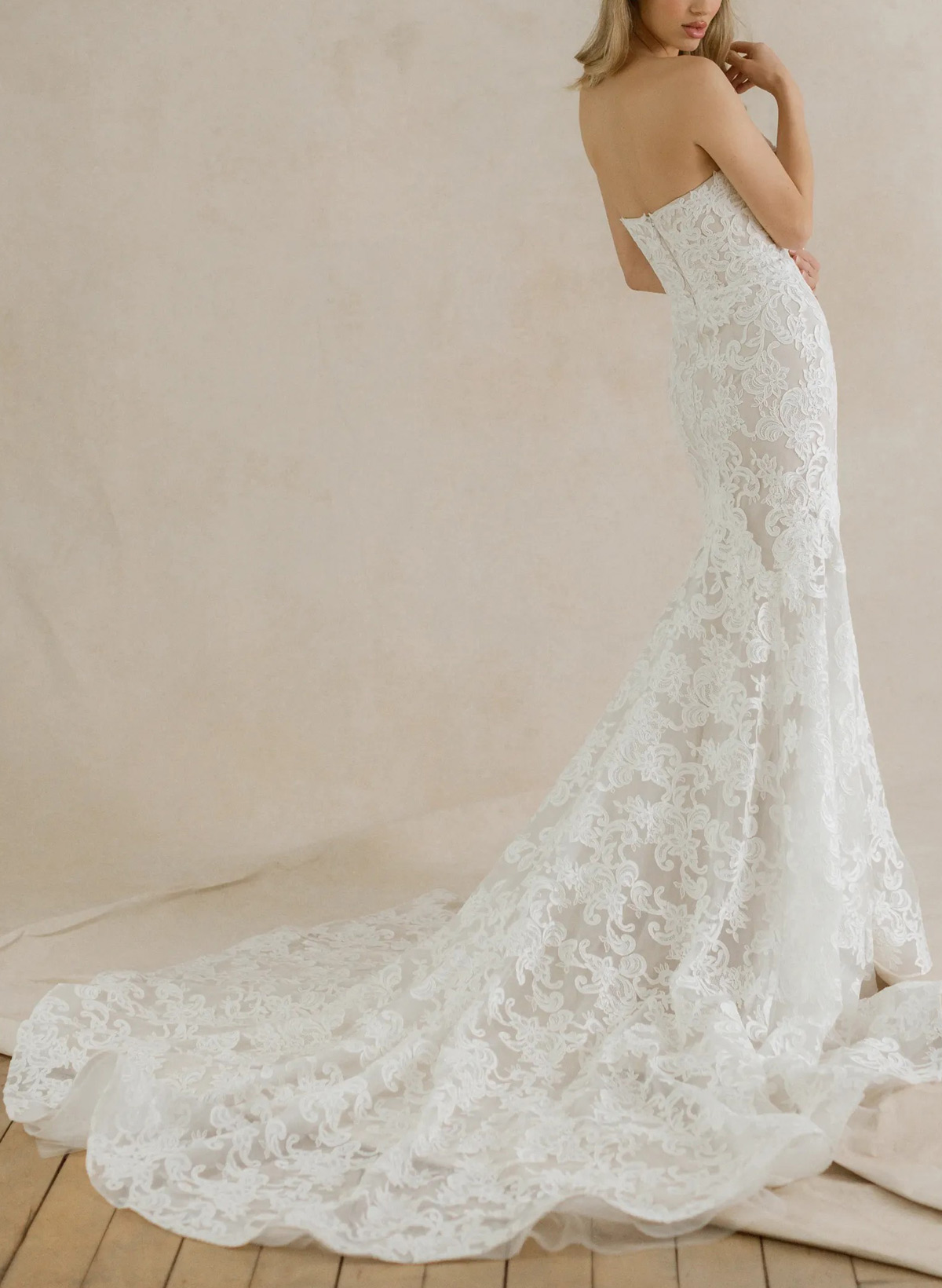 Trumpet/Mermaid Sweetheart Sleeveless Chapel Train Lace Wedding Dress With Lace